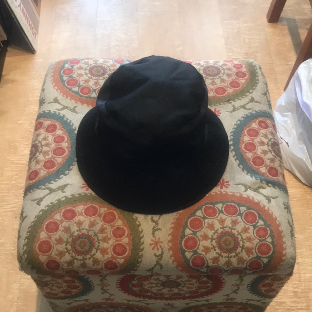 Reversible bucket hat